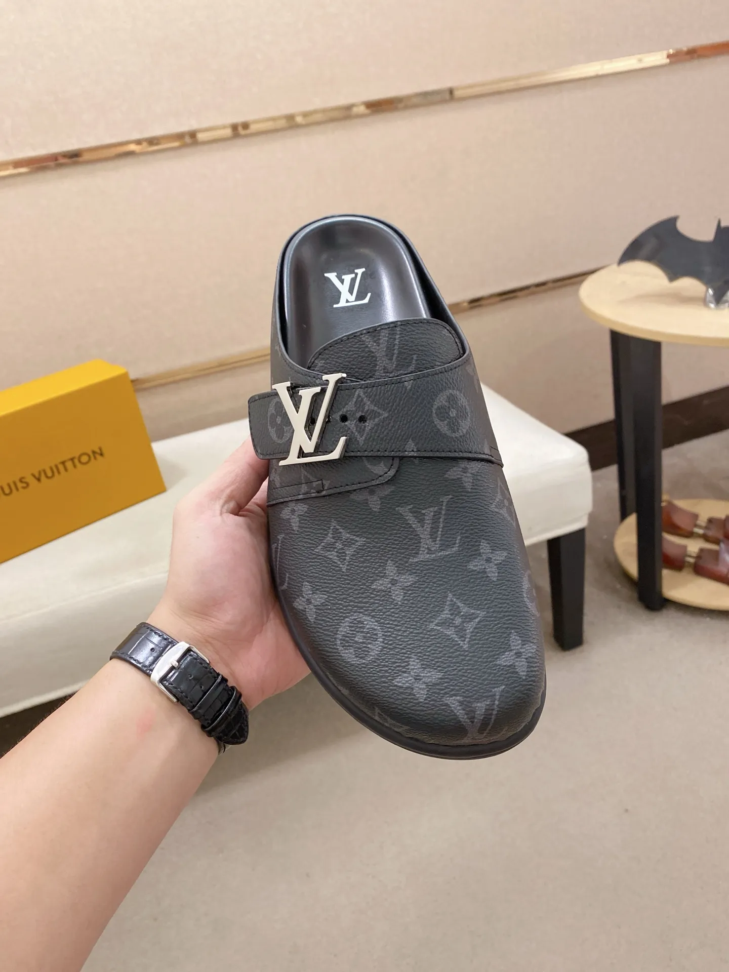 Men's shoes💰: 200💰38-45, LV Easy 2025 new men's casual sandals and slippers, made of suede cow leather, with Monogram pattern to highlight the trendy style. Adjustable straps illuminated with LV letters, while a resilient insole and micro outsole provide lightweight comfort. Made of suede cow leather with embossed Monogram pattern and brand element metal hardware✅Adjustable straps➕Tough insole‼ ️Micro outsole. Comfortable and easy to wear‼ ️